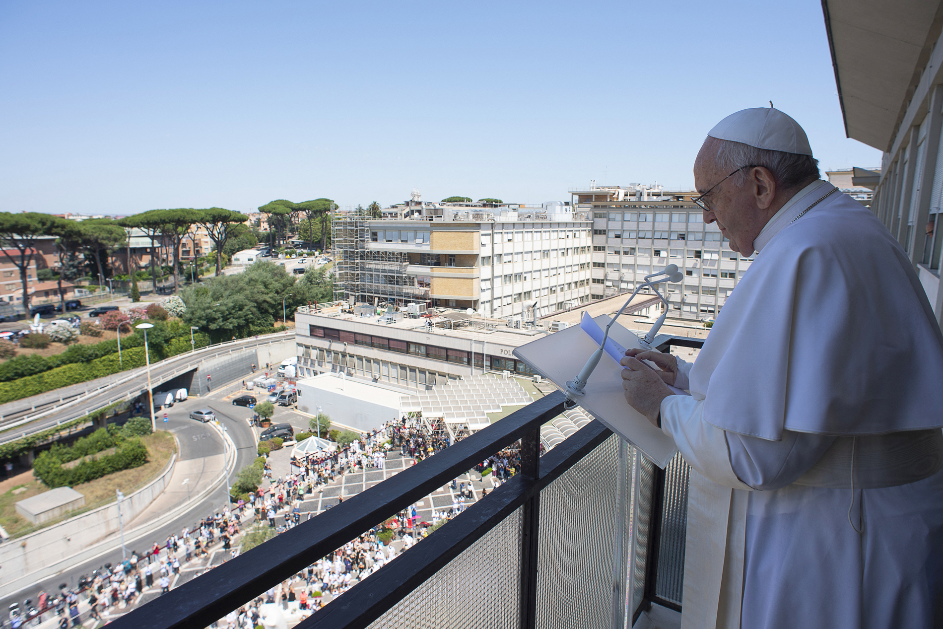 Papa Francisco falou aos fiéis da varanda do seu quarto no Hospital Gemelli no último domingo/Foto: AFP PHOTO / VATICAN MEDIA Papa Francisco falou aos fiéis da varanda do seu quarto no Hospital Gemelli no último domingo/Foto: AFP PHOTO / VATICAN MEDIA