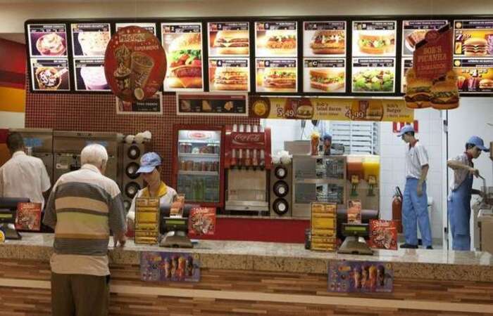 Empresa informa que orienta a todos os seus franqueados a fornecerem aos funcionários acesso à alimentação completa/Foto: Adnews/Reprodução Empresa informa que orienta a todos os seus franqueados a fornecerem aos funcionários acesso à alimentação completa/Foto: Adnews/Reprodução