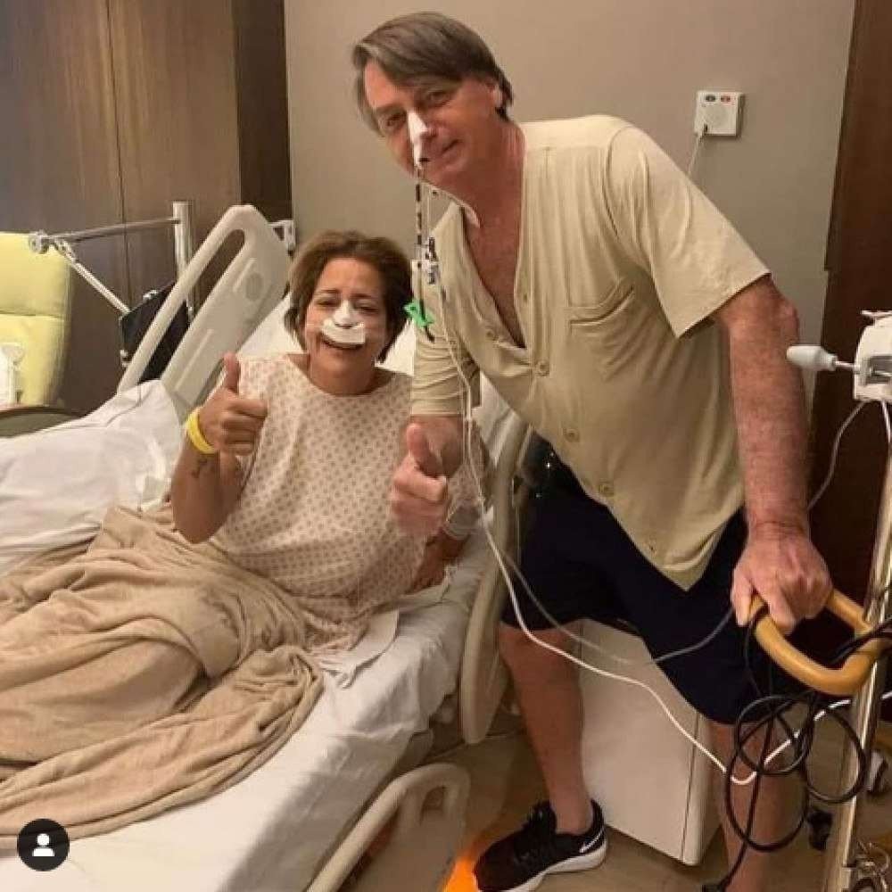 /Uma foto postada nas redes sociais pela primeira-dama, Michelle Bolsonaro, mostra o mandatário de pé, posando ao lado de outra paciente, enquanto se apoia em um suporte de sonda. Foto: Reprodução / Redes Sociais /Uma foto postada nas redes sociais pela primeira-dama, Michelle Bolsonaro, mostra o mandatário de pé, posando ao lado de outra paciente, enquanto se apoia em um suporte de sonda. Foto: Reprodução / Redes Sociais