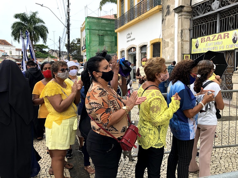Ao centro, Rose Nascimento, moradora de Jaboatão agradece por se recuperar da Covid-19.