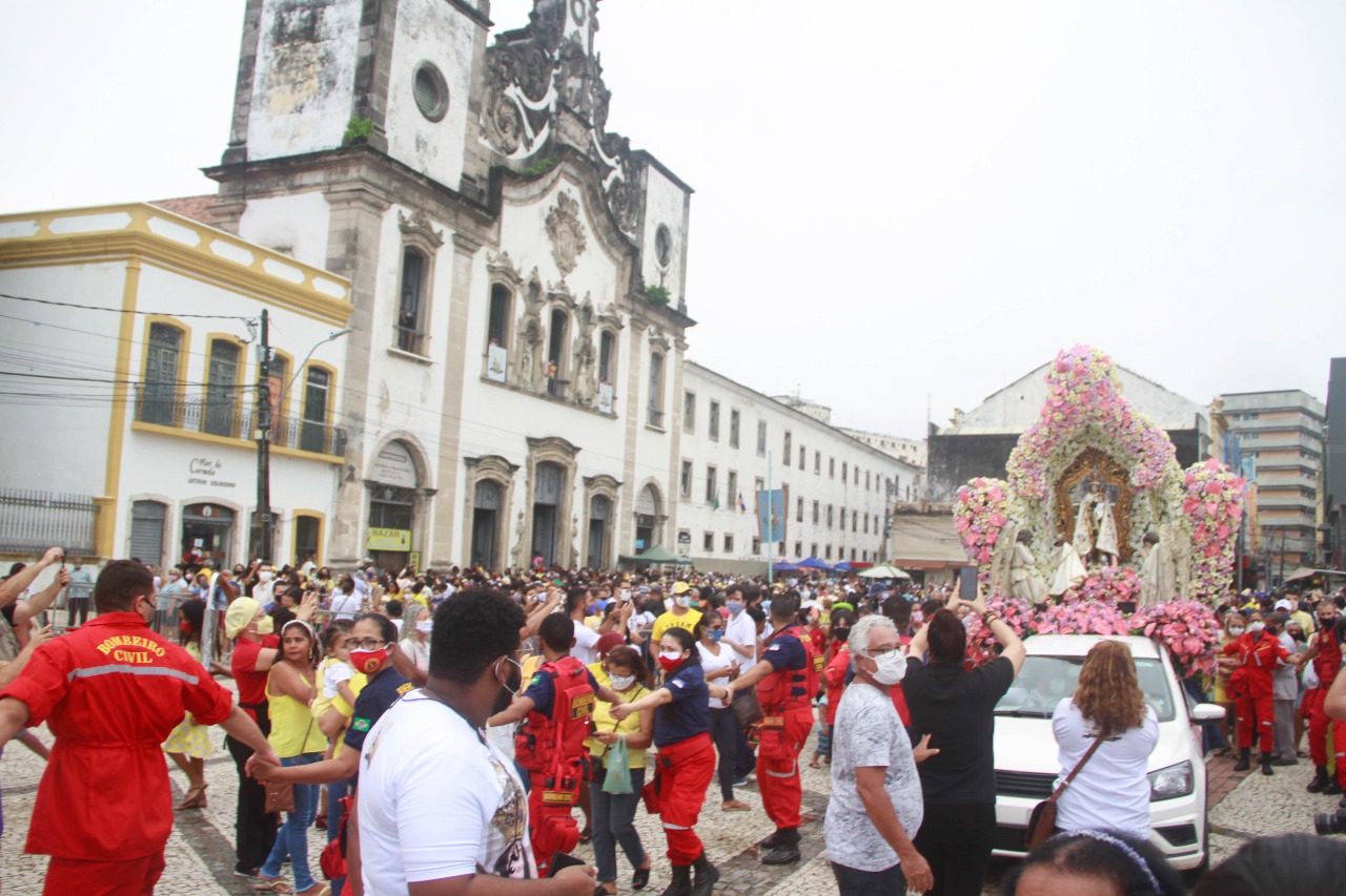 Pátio da Basílica do Carmo, durante a festa de Nossa Senhora do Carmo.