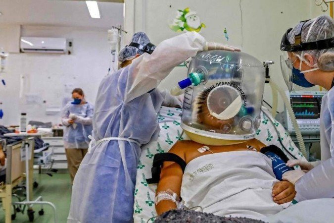 /O registro de semanas epidemiológicas, que contam o número de contaminados e mortos pela doença a cada sete dias, tem apresentado queda. Foto: SILVIO AVILA/AFP /O registro de semanas epidemiológicas, que contam o número de contaminados e mortos pela doença a cada sete dias, tem apresentado queda. Foto: SILVIO AVILA/AFP