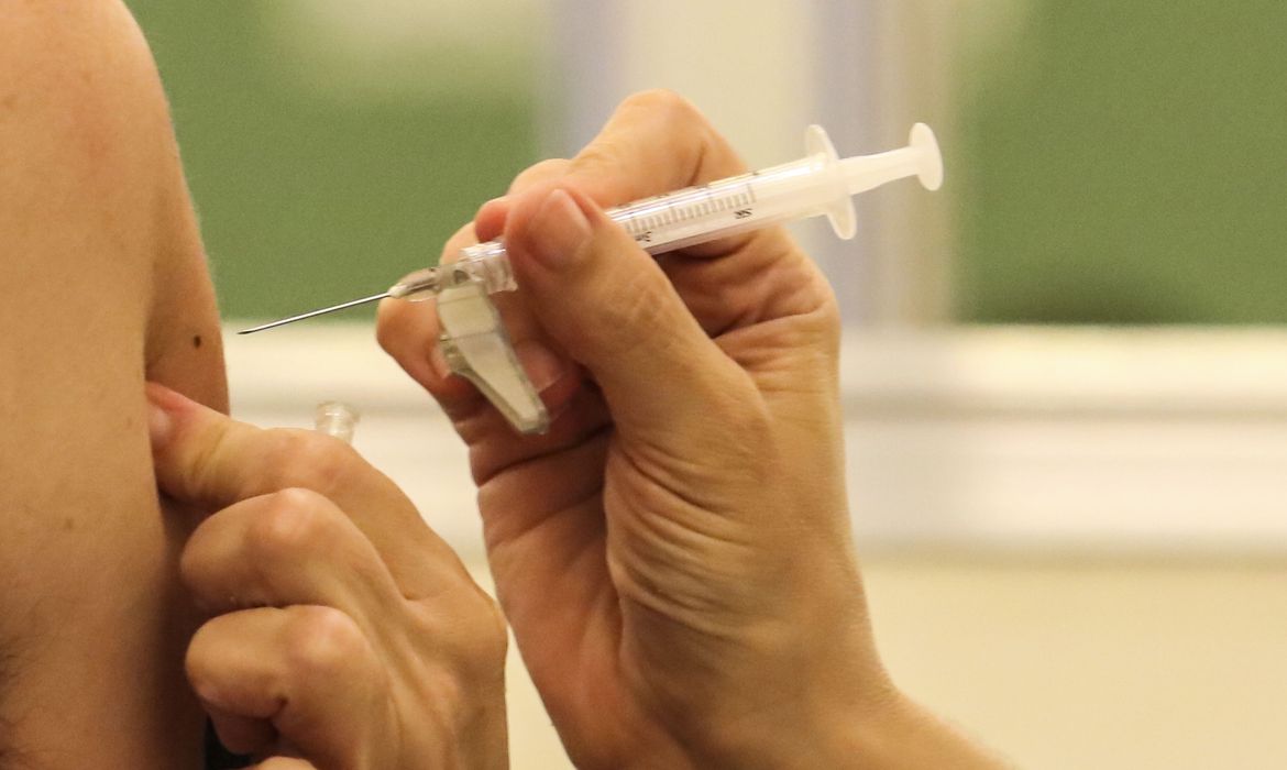 /O cidadão, de 78 anos, será denunciado ao Ministério Público de Minas Gerais; ele tomou duas doses da CoronaVac e uma da Pfizer. Foto: Rovena Rosa/Agência Brasil /O cidadão, de 78 anos, será denunciado ao Ministério Público de Minas Gerais; ele tomou duas doses da CoronaVac e uma da Pfizer. Foto: Rovena Rosa/Agência Brasil