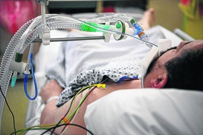 Mais de 27 mil novos casos e 1.424 mortes foram notificados em 24h/Foto: Anne-Christine Poujoulat/AFP Mais de 27 mil novos casos e 1.424 mortes foram notificados em 24h/Foto: Anne-Christine Poujoulat/AFP