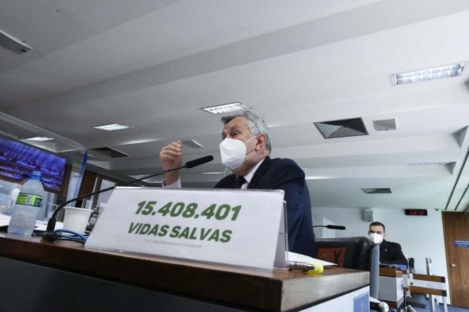 /Senador coloca sobre a mesa a quantidade de pessoas que se recuperaram da doença. Foto: Edilson Rodrigues/Agência Senado /Senador coloca sobre a mesa a quantidade de pessoas que se recuperaram da doença. Foto: Edilson Rodrigues/Agência Senado