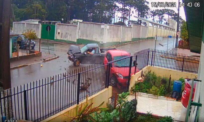 /O muro de uma casa amarela, de esquina, foi avariado duas vezes somente neste mês de julho, por causa das colisões de trânsito. Foto: Reprodução/Redes Sociais /O muro de uma casa amarela, de esquina, foi avariado duas vezes somente neste mês de julho, por causa das colisões de trânsito. Foto: Reprodução/Redes Sociais