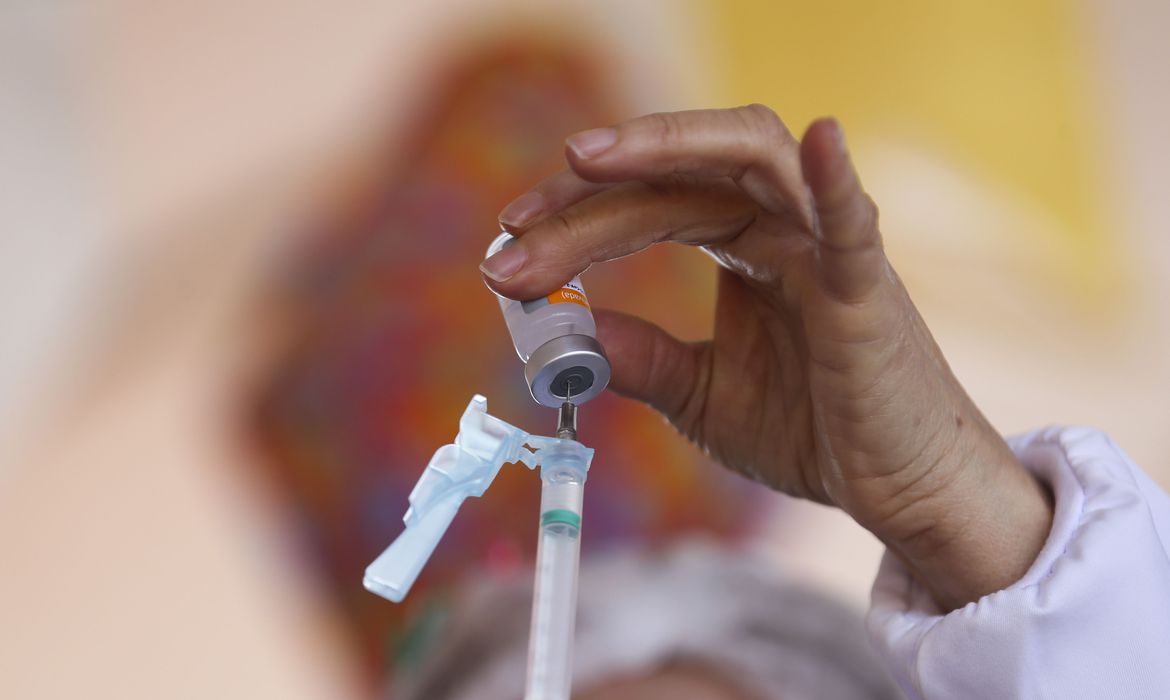 /Auxiliar de limpeza de hospital paulista recusou imunização duas vezes. Foto: Fabio Rodrigues/Agência Brasil /Auxiliar de limpeza de hospital paulista recusou imunização duas vezes. Foto: Fabio Rodrigues/Agência Brasil