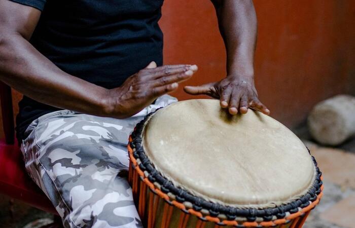 O projeto convidou o percussionista Aboubacar da Guiné para ministrar oficinas e trocar experiências/Foto: Divulgação