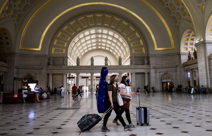 /As autoridades de saúde recomendaram que mesmo as pessoas vacinadas voltem a usar máscaras em ambientes fechados. Foto: Kevin Dietsch / GETTY IMAGES NORTH AMERICA / Getty Images via AFP /As autoridades de saúde recomendaram que mesmo as pessoas vacinadas voltem a usar máscaras em ambientes fechados. Foto: Kevin Dietsch / GETTY IMAGES NORTH AMERICA / Getty Images via AFP