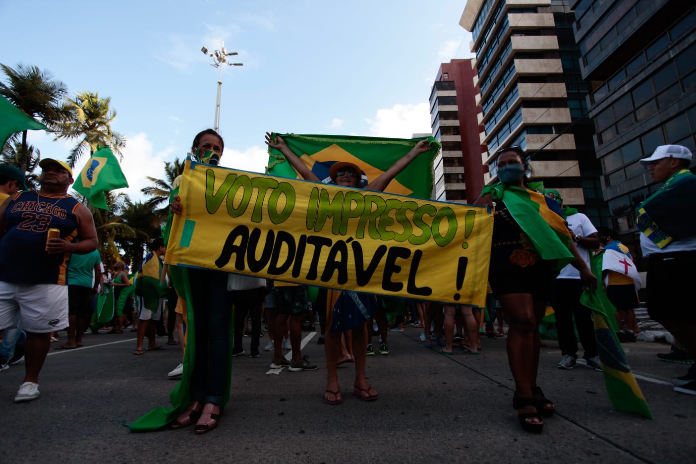 Os apoiadores fazem discursos nos carros de som, repetindo argumentos do presidente Jair Bolsonaro e exibem cartazes contra a urna eletrônica./Arnaldo Sete (@arnaldosete) / DP Foto