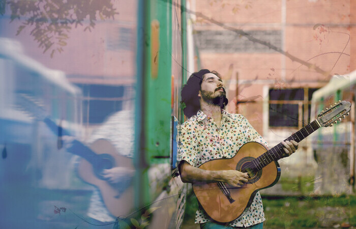 Com m&uacute;sicas, poesias e sons ambientes, o disco leva o ouvinte para uma experi&ecirc;ncia sinest&eacute;sica/Foto: Dani Neves/Divulga&ccedil;&atilde;o