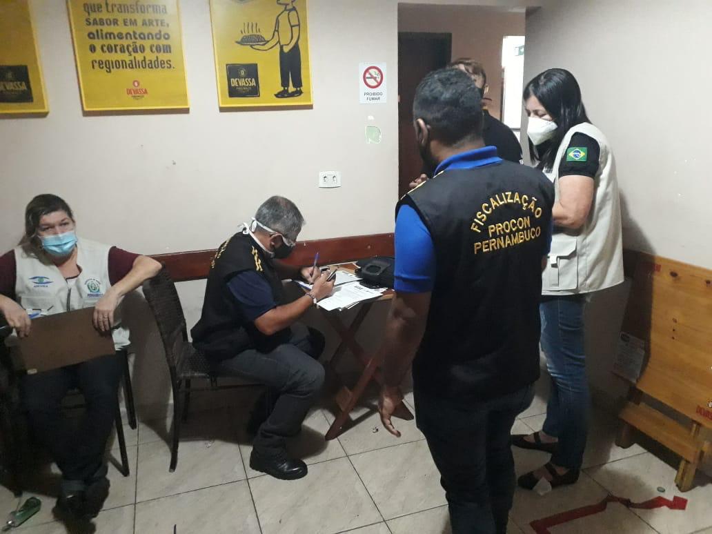 Seis bares receberam interdição do órgão por descumprimento das medidas de proteção contra a Covid-19./Procon-PE/Divulgação