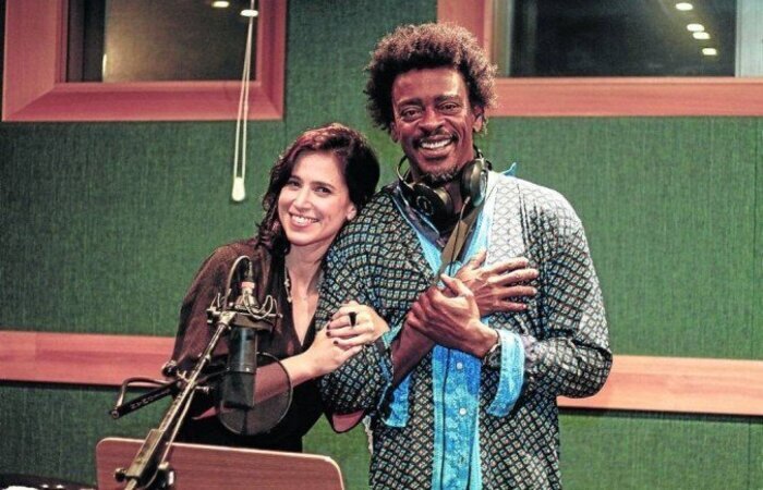 A série é a primeira experiência do cantor com o formato de áudio série/Foto: Alessandra Gerzoschkowitz