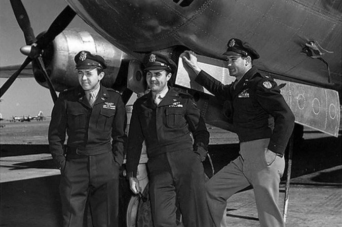 Theodor Van Kirk, o primeiro à esquerda, aparece em uma fotografia de agosto de 1945 ao lado da tripulação do Enola Gay/Foto: AFP PHOTO/US AIR FORCE/HANDOUT Theodor Van Kirk, o primeiro à esquerda, aparece em uma fotografia de agosto de 1945 ao lado da tripulação do Enola Gay/Foto: AFP PHOTO/US AIR FORCE/HANDOUT