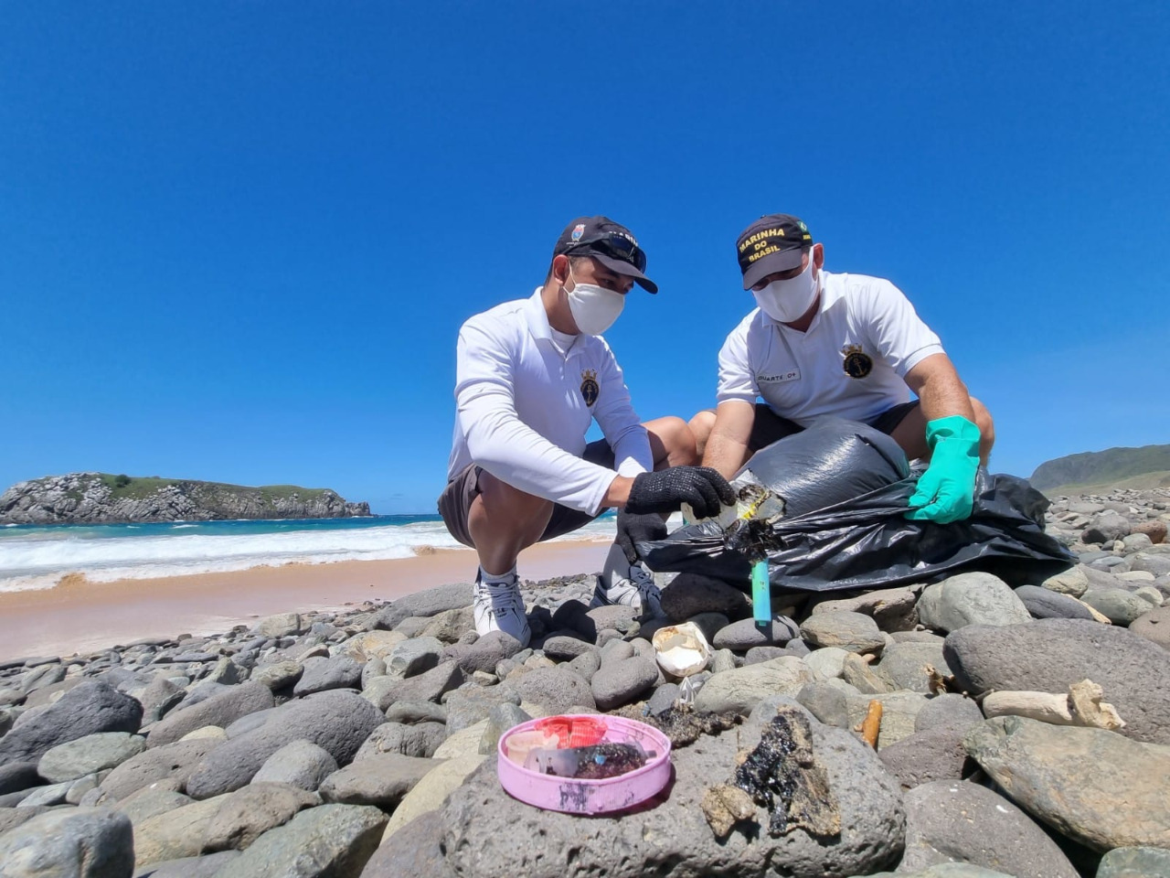 Amostras de &oacute;leo j&aacute; coletadas ser&atilde;o analisadas pelo Instituto de Estudos do Mar Almirante Paulo Moreira (IEAPM)./SeCom Capitania dos Portos de Pernambuco/Divulga&ccedil;&atilde;o
