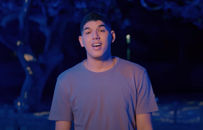 O videoclipe bem humorado conta com as participa&ccedil;&otilde;es da ex-BBB Kerline e do tik toker Cremosinho/Foto: Sony Music/Divulga&ccedil;&atilde;o