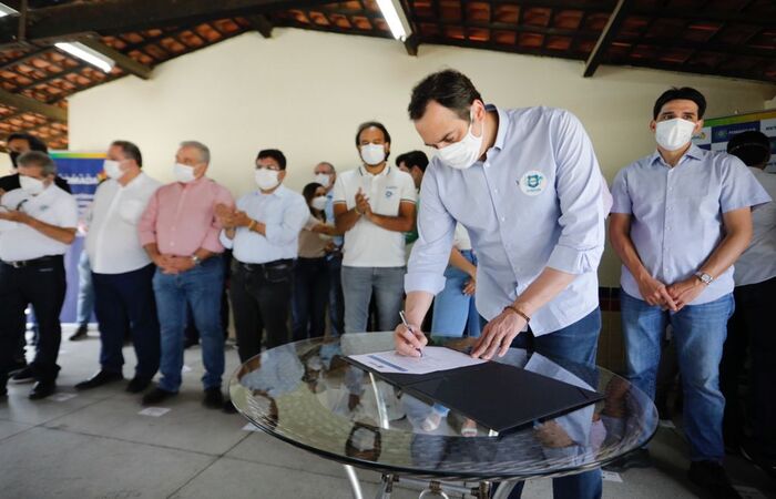 No segundo dia de compromissos no Sertão do Araripe, governador vistoriou ações em andamento e autorizou novas intervenções em infraestrutura (Foto: Heudes Regis/SEI) No segundo dia de compromissos no Sertão do Araripe, governador vistoriou ações em andamento e autorizou novas intervenções em infraestrutura/Foto: Heudes Regis/SEI
