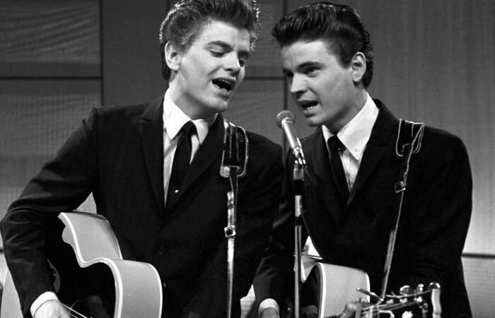 Ao lado do seu irm&atilde;o, Phil Everly, Don (direita) comp&ocirc;s cl&aacute;ssicos do rock e country americano/Foto: Facebook/Reprodu&ccedil;&atilde;o