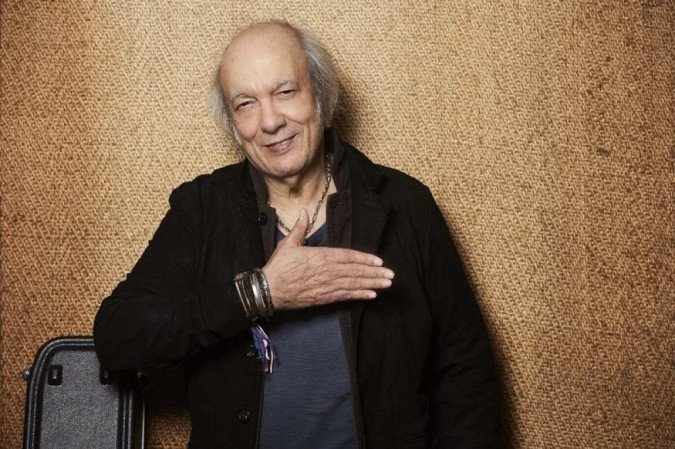 Na legenda do anúncio, o compositor estimulou a vacinação de todos/Foto: Divulgação/Guto Costa Na legenda do anúncio, o compositor estimulou a vacinação de todos/Foto: Divulgação/Guto Costa