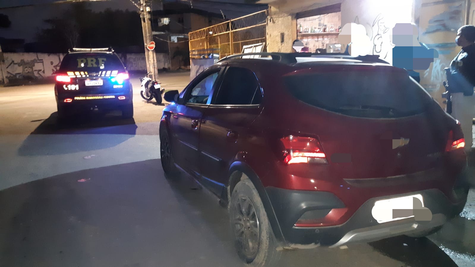 Motorista atravessou sinais vermelhos e colidiu em outros veículos para fugir./PRF/Divulgação Motorista atravessou sinais vermelhos e colidiu em outros veículos para fugir./PRF/Divulgação
