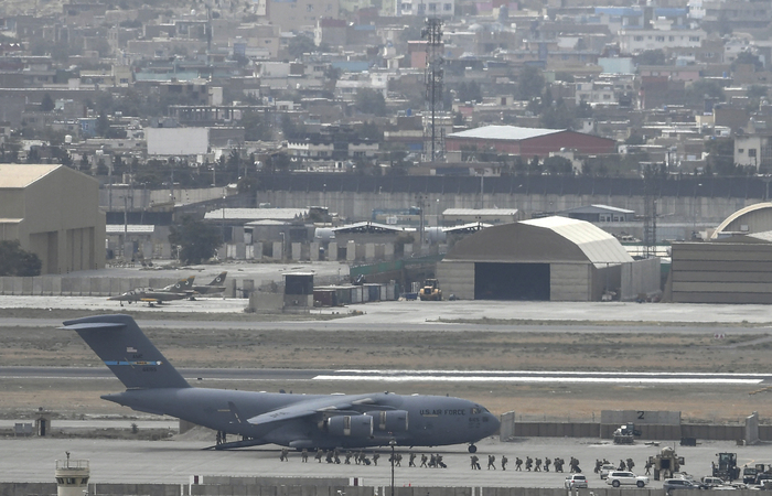 /Aeronaves militares dos EUA aguardam para decolar do aeroporto de Cabul. Foto: Aamir QURESHI / AFP /Aeronaves militares dos EUA aguardam para decolar do aeroporto de Cabul. Foto: Aamir QURESHI / AFP