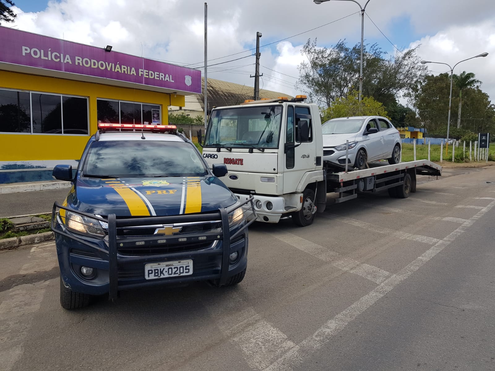 Blitz recolheu 14 veículos irregulares e registrou 17,9 toneladas de excesso de peso./PRF/Divulgação Blitz recolheu 14 veículos irregulares e registrou 17,9 toneladas de excesso de peso./PRF/Divulgação