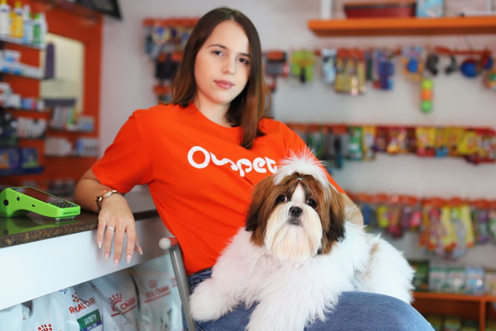 Diane Moura com o dog Oreo, na Cia dos Bichos (Casa Forte), um dos pets shop cadastrados na plataforma/Foto: Melhor Comunicação/Divulgação Diane Moura com o dog Oreo, na Cia dos Bichos (Casa Forte), um dos pets shop cadastrados na plataforma/Foto: Melhor Comunicação/Divulgação