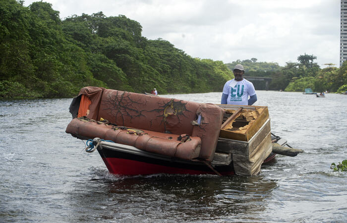 /Os participantes, que se dividiram em cerca de 100 barcos, retiraram 400 pneus, 130 colchões, 210 vasos sanitários, 150 capacetes, 65 geladeiras, 140 aparelhos de televisão, 110 cadeiras e 400 garrafas pets. Foto: Divulgação /Os participantes, que se dividiram em cerca de 100 barcos, retiraram 400 pneus, 130 colchões, 210 vasos sanitários, 150 capacetes, 65 geladeiras, 140 aparelhos de televisão, 110 cadeiras e 400 garrafas pets. Foto: Divulgação