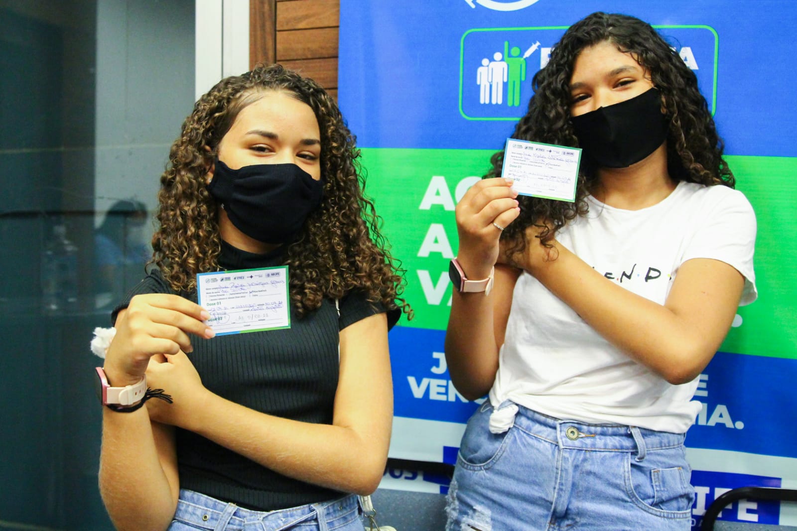 Ana Karla, 13 anos, e Ana Paula, 12 anos, receberam a 1ª dose do imunizante tipo Pfizer contra a Covid-19, no Porto Digital, na Rua do Apolo, nº 235, no Bairro do Recife.