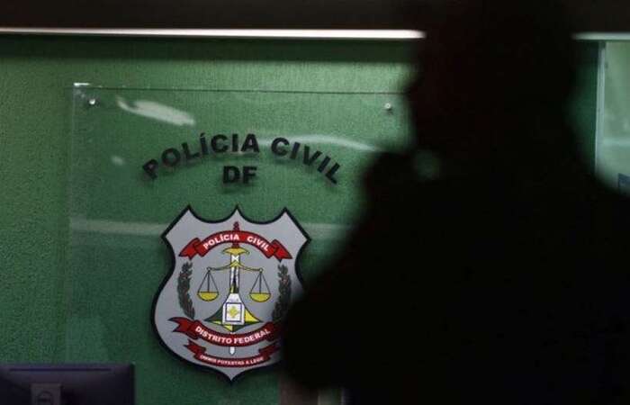 Com um dos homens, policiais encontraram outro cheque no valor de mais de R$ 9,7 milhões. O trio foi preso em flagrante na agência bancária/Luis Nova/Esp. CB/D.A Press Com um dos homens, policiais encontraram outro cheque no valor de mais de R$ 9,7 milhões. O trio foi preso em flagrante na agência bancária/Luis Nova/Esp. CB/D.A Press