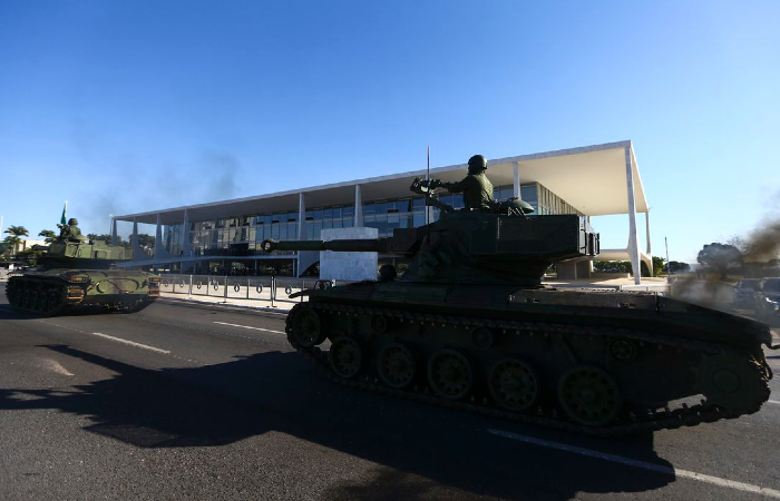 Na Operação Formosa, blindados desfilaram em frente ao Planalto. No 7 de Setembro, ficarão nos quartéis/Foto: Marcelo Camargo/Agência Brasil Na Operação Formosa, blindados desfilaram em frente ao Planalto. No 7 de Setembro, ficarão nos quartéis/Foto: Marcelo Camargo/Agência Brasil
