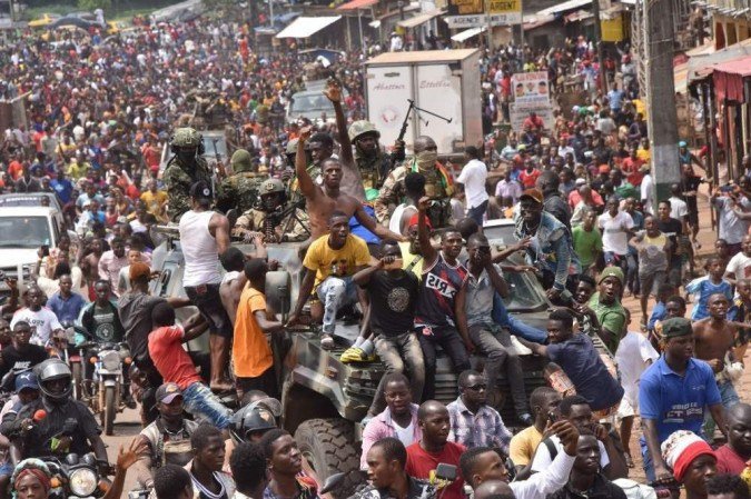 Os golpistas prometeram um período de transição, ao estilo do vizinho Mali. Ao mesmo tempo, no entanto, anunciaram um toque de recolher e fecharam as fronteiras aéreas e terrestres./Foto: CELLOU BINANI/AFP Os golpistas prometeram um período de transição, ao estilo do vizinho Mali. Ao mesmo tempo, no entanto, anunciaram um toque de recolher e fecharam as fronteiras aéreas e terrestres./Foto: CELLOU BINANI/AFP