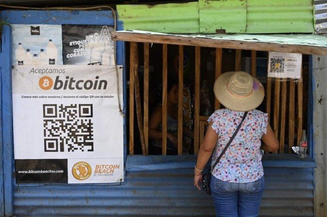 Sete em cada 10 salvadorenhos indicaram que "discordam ou discordam veementemente" do bitcoin, que circulará ao lado do dólar/Foto: Marvin Recinos/AFP Sete em cada 10 salvadorenhos indicaram que "discordam ou discordam veementemente" do bitcoin, que circulará ao lado do dólar/Foto: Marvin Recinos/AFP