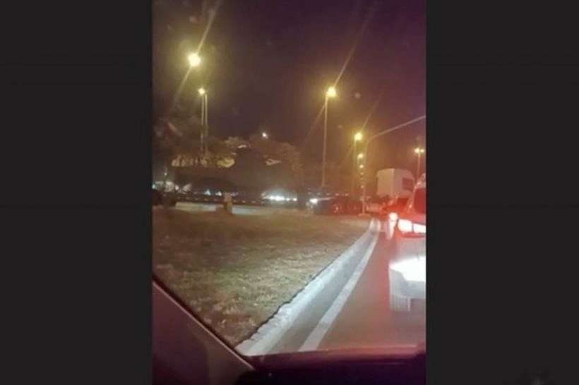 Nas redes sociais, internautas gravaram imagens de veículos oficiais das Forças Armadas nas vésperas dos protestos de 7 de setembro/Foto: Reprodução Nas redes sociais, internautas gravaram imagens de veículos oficiais das Forças Armadas nas vésperas dos protestos de 7 de setembro/Foto: Reprodução