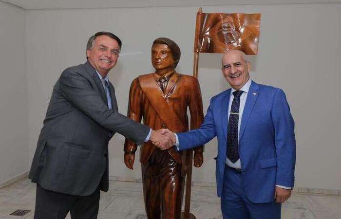 Bolsonaro e ministro-chefe da Secretaria-geral da Presidência da República, Luiz Ramos, posaram em frente à estátua/Foto: Reprodução/Twitter Bolsonaro e ministro-chefe da Secretaria-geral da Presidência da República, Luiz Ramos, posaram em frente à estátua/Foto: Reprodução/Twitter