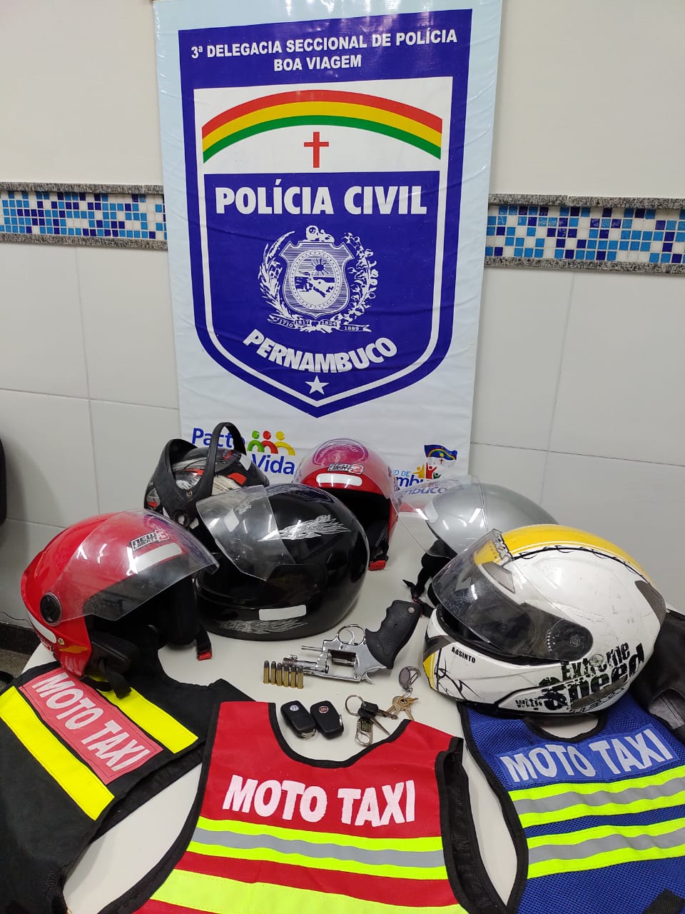 Materiais apreendidos pela polícia na casa onde os suspeitos eram abrigados, no Ibura