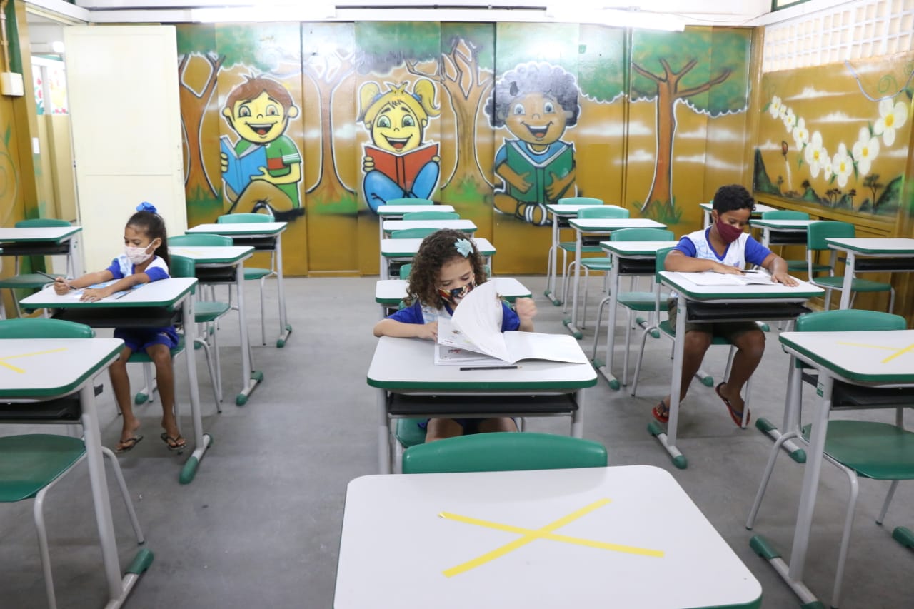 Alunos do segundo, quinto e nono anos do fundamental e dos Níveis IV e V da Educação de Jovens e Adultos formam o primeiro grupo./Sandro Barros/ Secom Olinda Alunos do segundo, quinto e nono anos do fundamental e dos Níveis IV e V da Educação de Jovens e Adultos formam o primeiro grupo./Sandro Barros/ Secom Olinda
