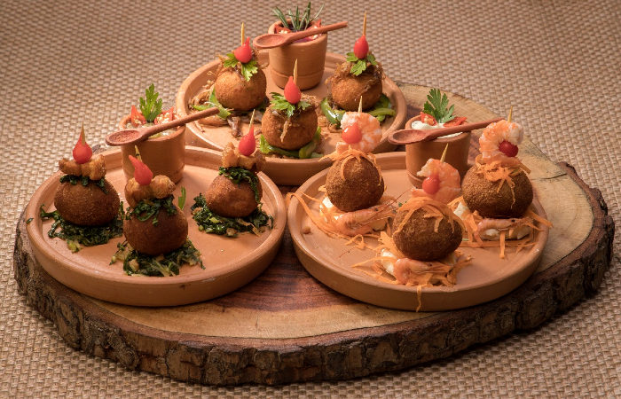 Petisco vencedor, do Esquina do Malte, foi composto por bolinhos à base de raízes, como mandioca, batata-doce e batata inglesa/Foto: Costa Neto/Divulgação Petisco vencedor, do Esquina do Malte, foi composto por bolinhos à base de raízes, como mandioca, batata-doce e batata inglesa/Foto: Costa Neto/Divulgação