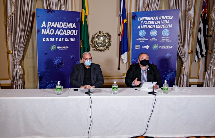 Médico e representante da Sociedade Brasileira de Imunizações no Comitê médico e representante da Sociedade Brasileira de Imunizações no Comitê Técnico Estadual para Acompanhamento da Vacinação contra a Covid-19, Eduardo Jorge da Fonsecaécnico Estadual para Acompanhamento da Vacinação contra a Covid-19, Eduardo Jorge da Fonseca e secretário estadual de Saúde, André Longo/Foto: Douglas Fagner/SEI