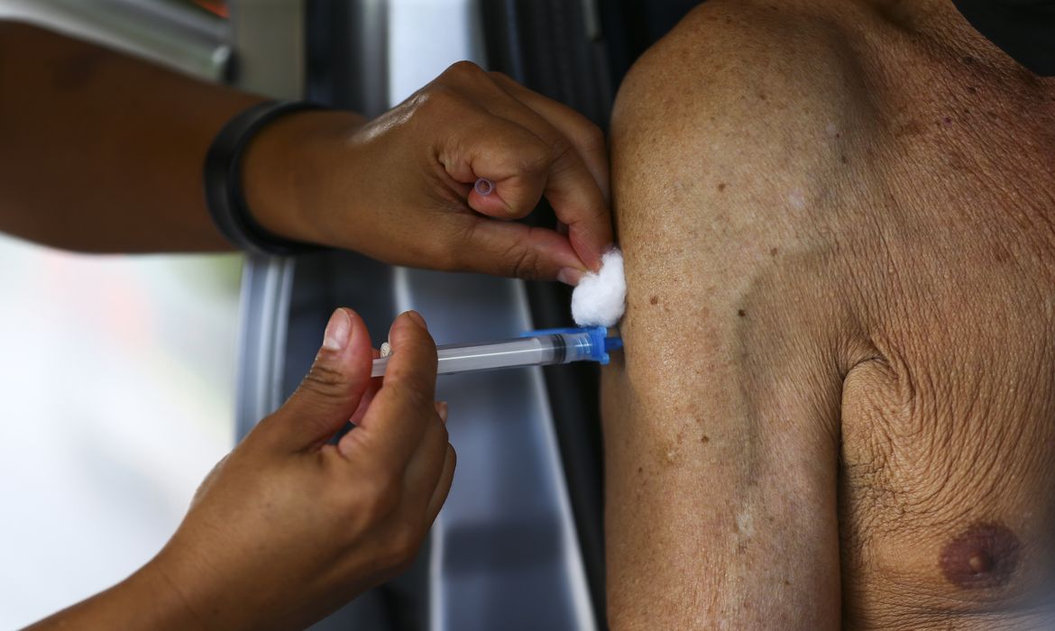 /Imunização começa com pessoas acima de 95 anos. Foto: Marcelo Camargo/Agência Brasil /Imunização começa com pessoas acima de 95 anos. Foto: Marcelo Camargo/Agência Brasil