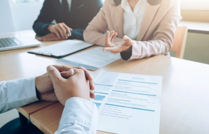 De acordo com o IEL-PE, a depender do cargo, as vagas contam com benefícios e comissões (Freepik/Reprodução) De acordo com o IEL-PE, a depender do cargo, as vagas contam com benefícios e comissões/Freepik/Reprodução