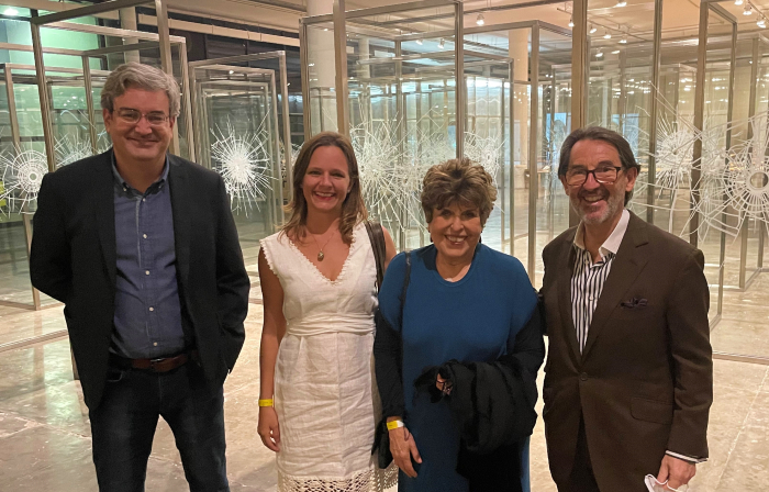 Gilberto Freyre Neto, Bruna Pessoa de Queiroz, Regina Silveira e Marc Pottier em frente à "Paisagem"/Foto: Ricardo Pessoa de Queiroz/Cortesia Gilberto Freyre Neto, Bruna Pessoa de Queiroz, Regina Silveira e Marc Pottier em frente à "Paisagem"/Foto: Ricardo Pessoa de Queiroz/Cortesia