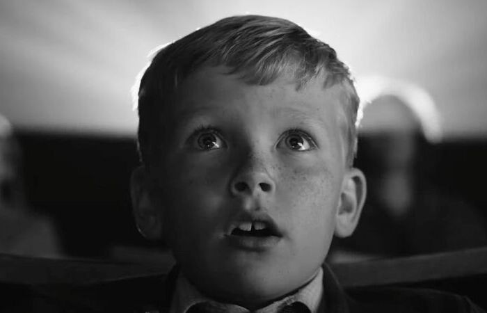 Em tom levemente autobiográfico, o diretor aborda o conflito na Irlanda do Norte pelos olhos de uma criança/Foto: Focus Features/Reprodução Em tom levemente autobiográfico, o diretor aborda o conflito na Irlanda do Norte pelos olhos de uma criança/Foto: Focus Features/Reprodução