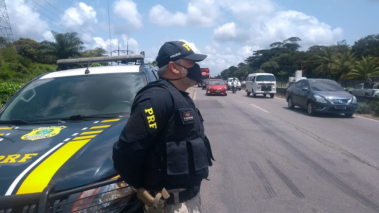 Pedestre caminhava na faixa da esquerda, com grande risco de atropelamento./PRF/Divulgação Pedestre caminhava na faixa da esquerda, com grande risco de atropelamento./PRF/Divulgação