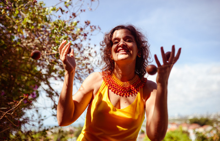 O álbum traz cantigas brasileiras e de países da Àfrica Ocidental, onde a cantora realiza projetos de estudo/Foto: Laís Domigues/Divulgação O álbum traz cantigas brasileiras e de países da Àfrica Ocidental, onde a cantora realiza projetos de estudo/Foto: Laís Domigues/Divulgação