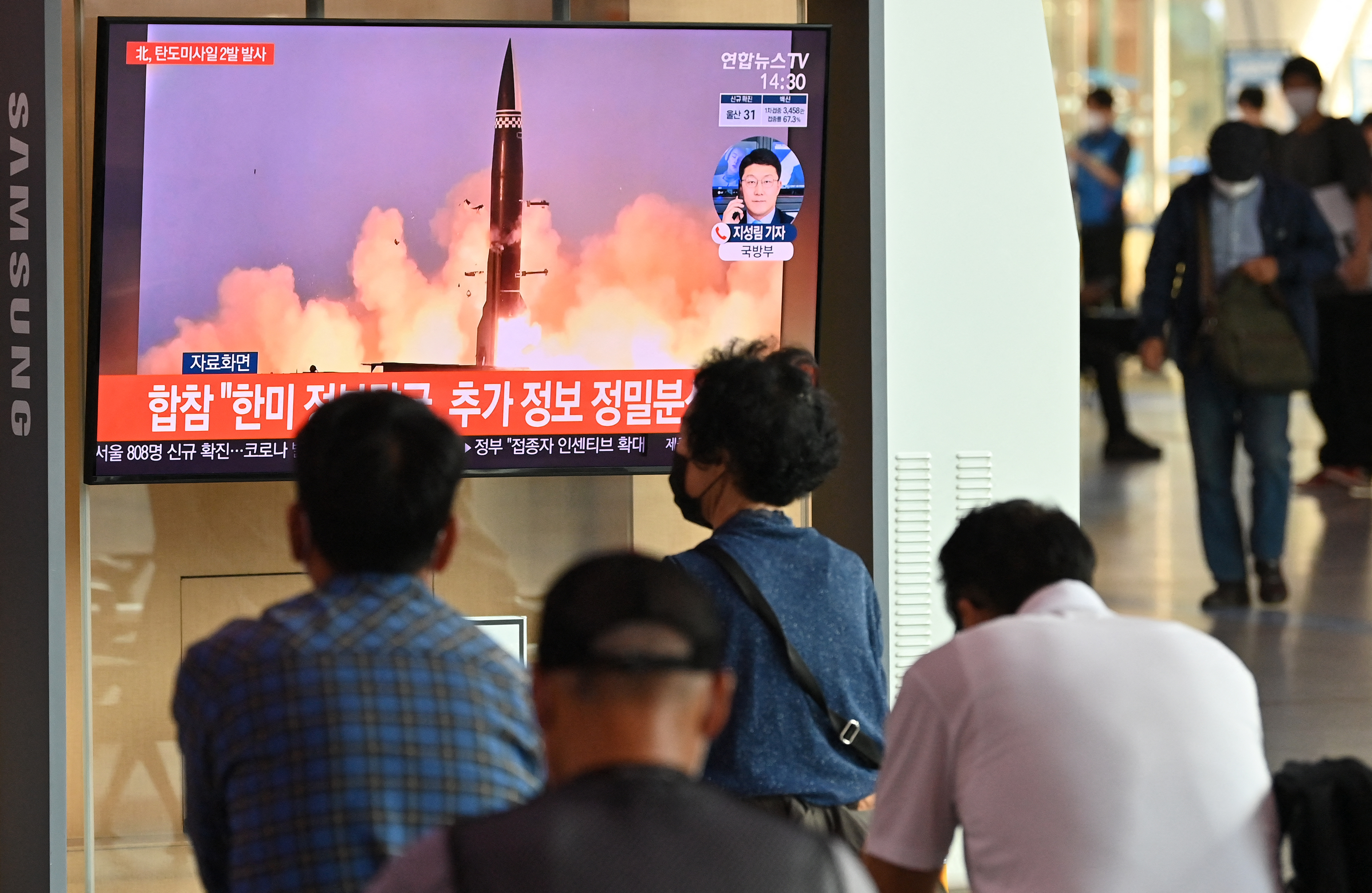 Sul-coreanos assistem teste de mísseis norte-coreanos/Foto: Jung Yeon-je / AFP Sul-coreanos assistem teste de mísseis norte-coreanos/Foto: Jung Yeon-je / AFP