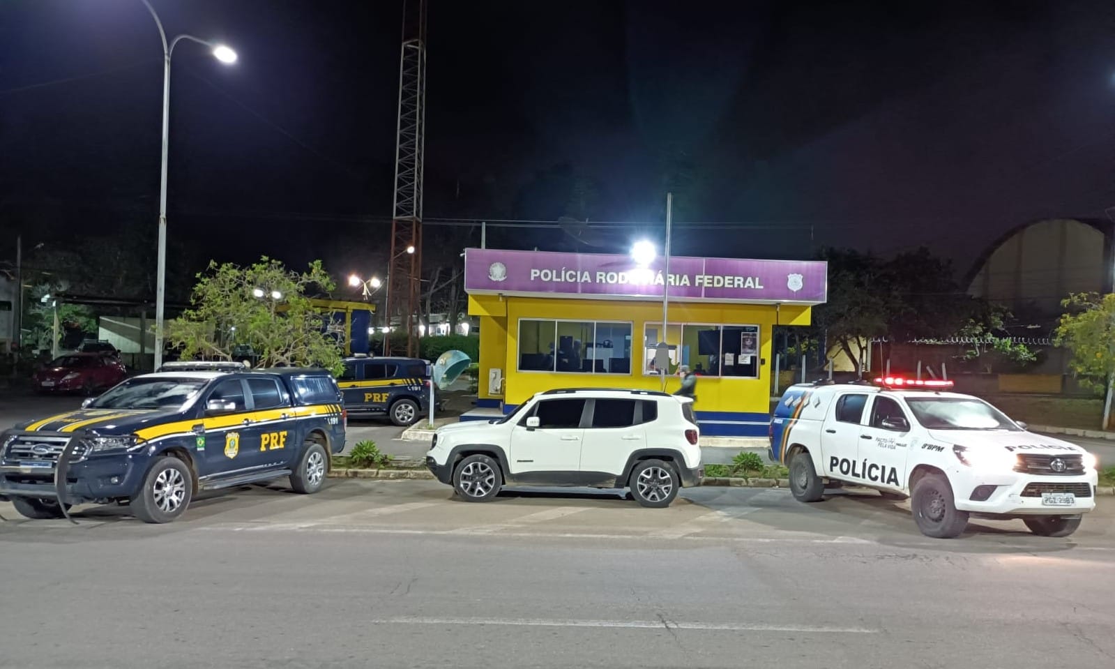 Veículo utilizado pelos homens cruzou ruas da cidade, transitou pela contramão e se envolveu em acidente com viatura./PRF/Divulgação Veículo utilizado pelos homens cruzou ruas da cidade, transitou pela contramão e se envolveu em acidente com viatura./PRF/Divulgação