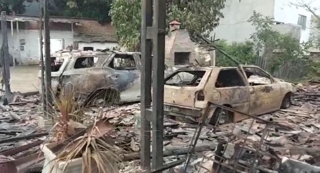 Além da garagem, Uma SW4, um gol e uma moto, foram totalmente destruídos pelas chamas.