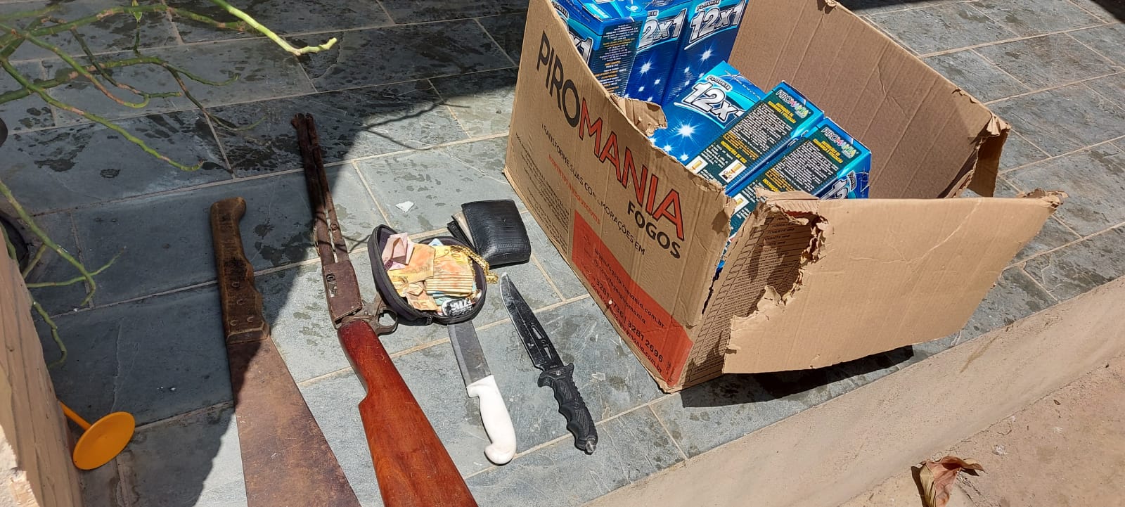 Dentro da casa também foram encontrados uma espingarda e vestígios de dois disparos numa janela.