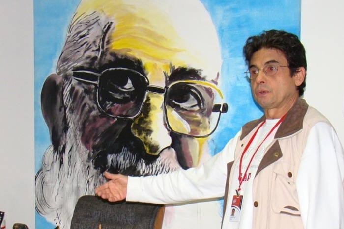 Lutgardes Costa Freire, filho caçula de Paulo Freire, ao lado de uma pintura do pai/Foto: Instituto Paulo Freire Lutgardes Costa Freire, filho caçula de Paulo Freire, ao lado de uma pintura do pai/Foto: Instituto Paulo Freire